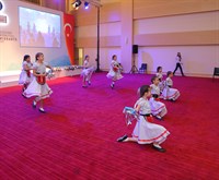 Göçmen Çocukların Dans Gösterisi